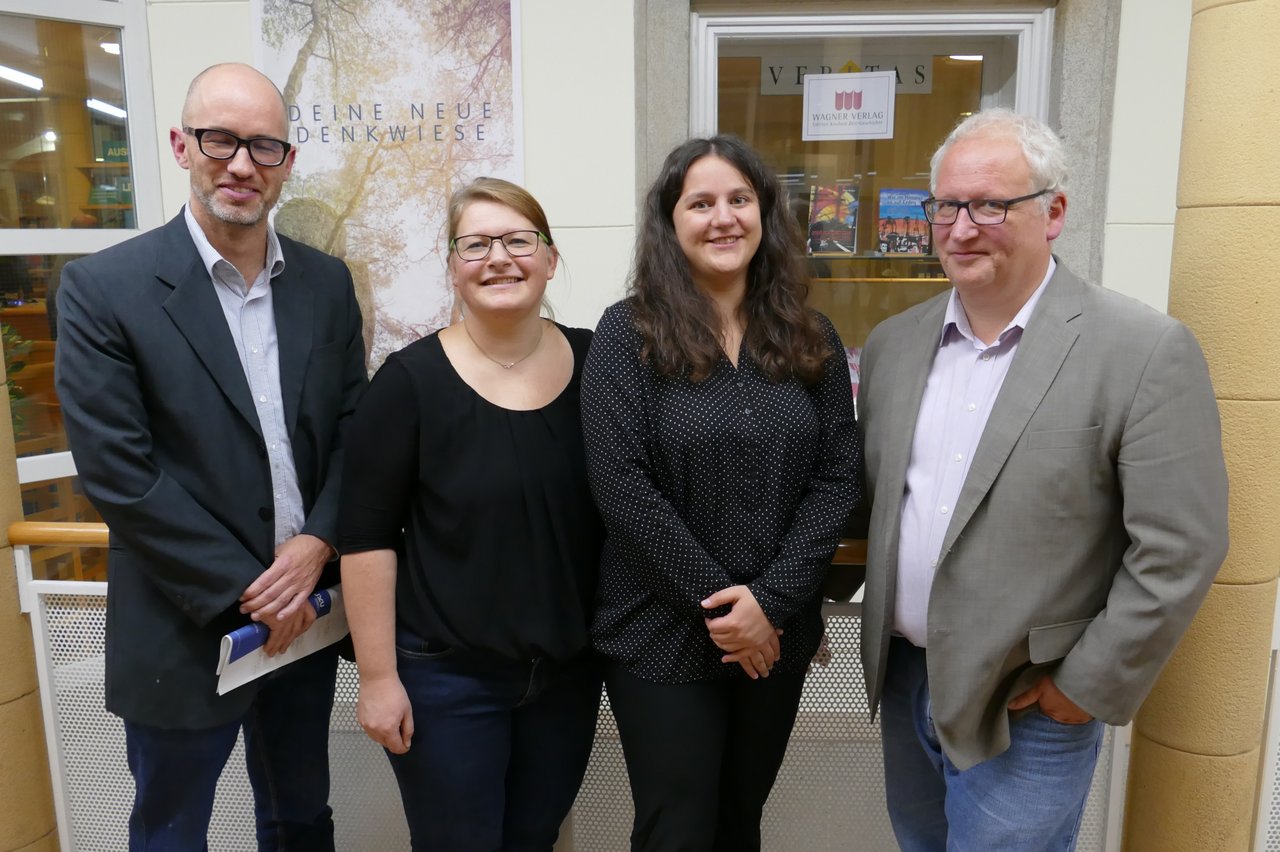 Von li: Ass.-Prof. Dr. Lukas Kaelin, MMag.a Maria Dammayr, Univ.-Ass. Mag. Stephanie Steininger, Univ.-Prof. Dr. Bernhard Emunds. (c) KU Linz/Eder.