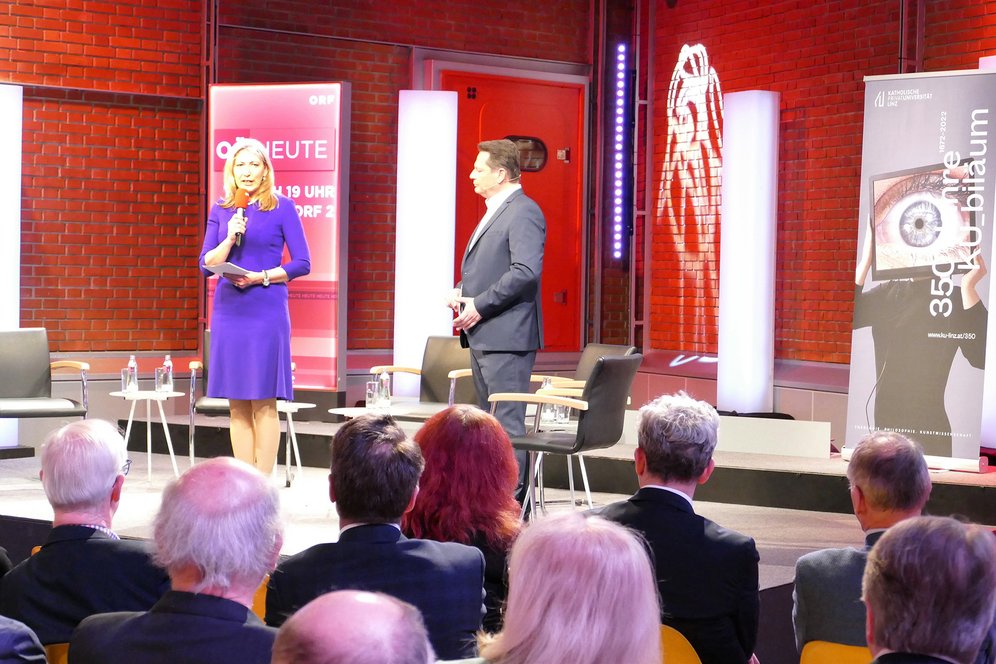 Mag. Hermine Eder und Gernot Hörmann begrüßen im ORF Landesstudio.