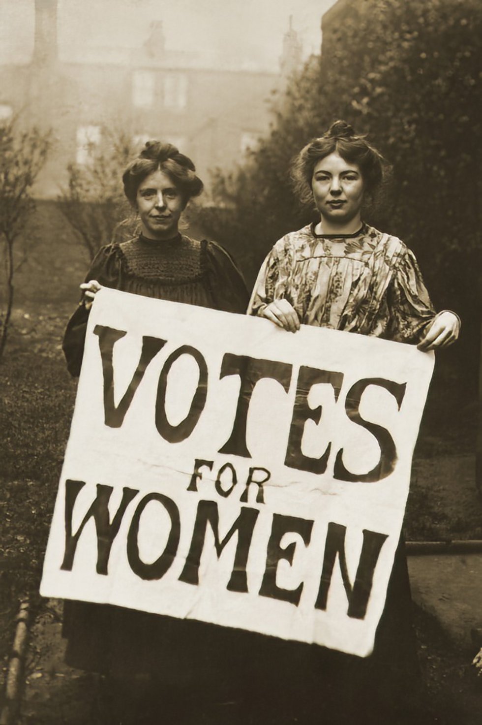 Foto: Wikimedia Commons. Annie Kenney (links) und Christabel Pankhurst, Women’s Social and Political Union, 1908.