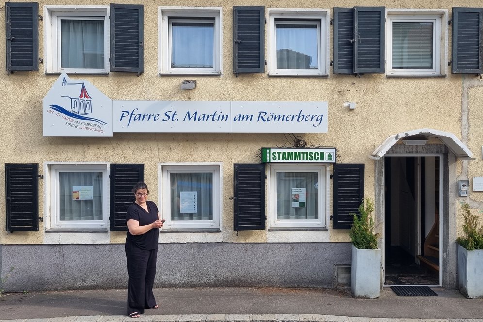 Veronika Müller vor dem Beginn der Veranstaltung im Pfarrcafé Römerberg.