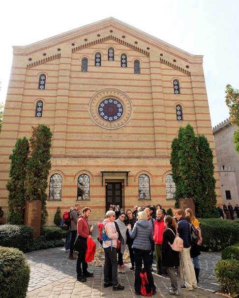 Die Gruppe am ersten Tag in einer intensiven Diskussion über den Stil der Großen Synagoge in Budapest, Foto: J. Rüdiger Die Gruppe am ersten Tag in einer intensiven Diskussion über den Stil der Großen Synagoge in Budapest, Foto: J. Rüdiger