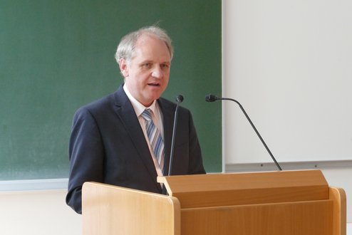 Schlussvorlesung und Festschriftüberreichung anlässlich der Emeritierung von Univ.-Prof. Dr. Franz Gruber. Foto: Hermine Eder. Univ.-Prof. Dr. Ansgar Kreutzer, Mitherausgeber der Festschrift.