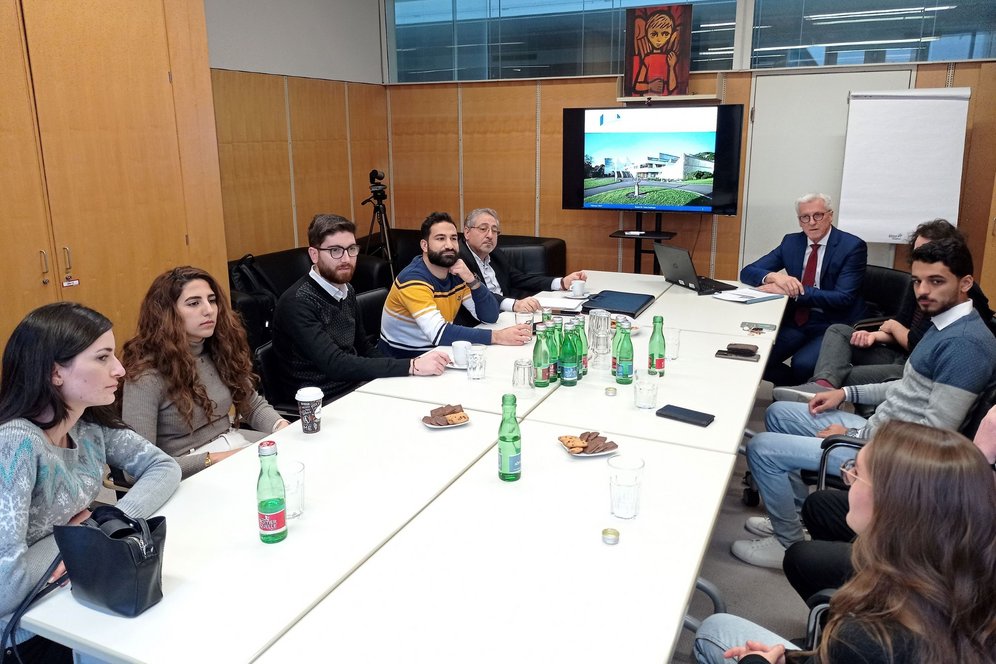 Studierende aus Ländern des Nahen Ostens zu Gast an der PHDL. © privat.. Gespräch mit Rektor Prof. Mag. Dr. Franz Keplinger an der Pädagogischen Hochschule der Diözese Linz.