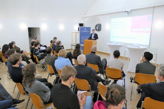 Mag. Severin Rumplmayr, Vorsitzender des Arbeitskreises Kirche & Wirtschaft der IV OÖ, begrüßt die Gäste.