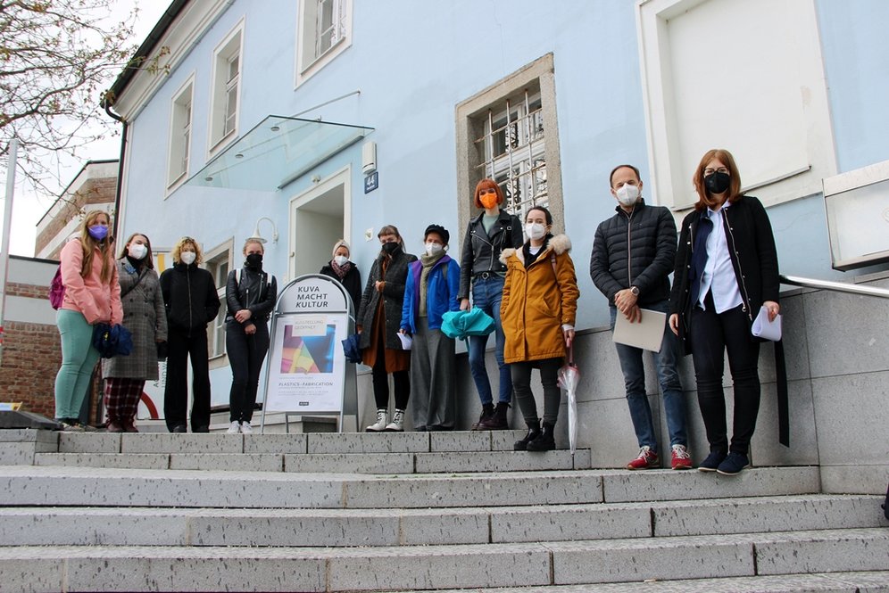 Gruppe Studierender vor der 44er Galerie.