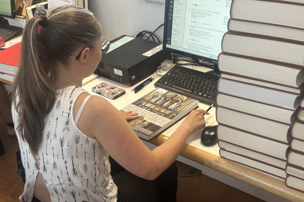 Foto: KU Linz/Hermine Eder. Ferialkraft sichtet Buchbestände.