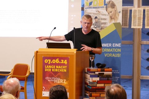 Lange Nacht der Kirchen an der KU Linz. Foto: Hermine Eder. Univ.-Prof. Christoph Niemand am Rednerpult.