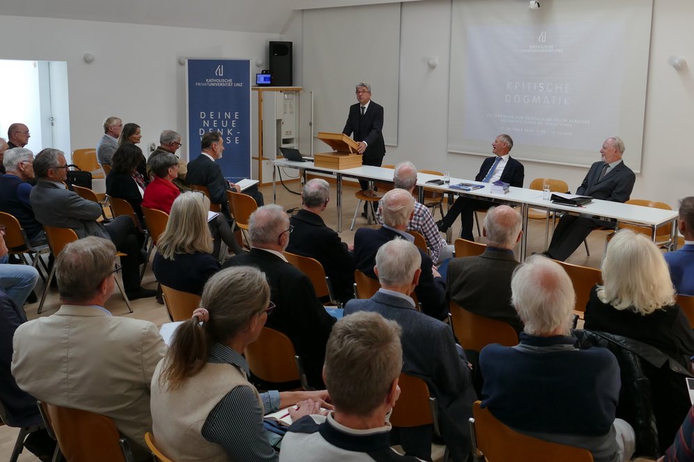 Kritische Dogmatik. Symposium und Buchpräsentation zu Ehren Prof. Walter Rabergers. Foto: KU Linz / Hermine Eder. Voller Hörsaal: Rund 50 Gäste nahmen an der Veranstaltung teil.