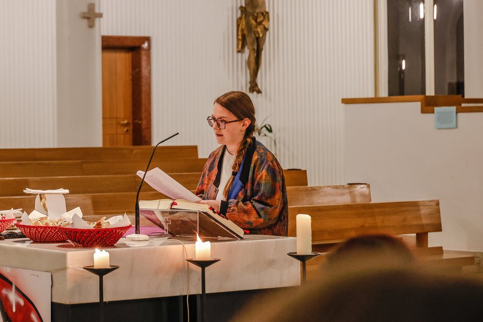 Sophie Mayr, Jugendseelsorgerin in der Pfarre Linz-Süd, beim Jugendgottesdienst in der Pfarrgemeinde Linz-St. Michael.