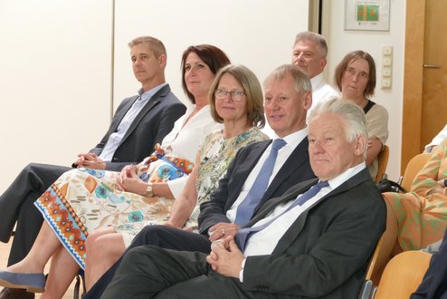 Schlussvorlesung und Festschriftüberreichung anlässlich der Emeritierung von Univ.-Prof. Dr. Franz Gruber. Foto: Hermine Eder. LAbg. Mag. Reinhard Ammer, Zweite Präs. des OÖ Landtags Sabine Binder, Mag.a Brigitte Gruber-Aichberger PMM, Univ.-Prof. Dr. Franz Gruber, Landeshauptmann a.D. Dr. Josef Pühringer.