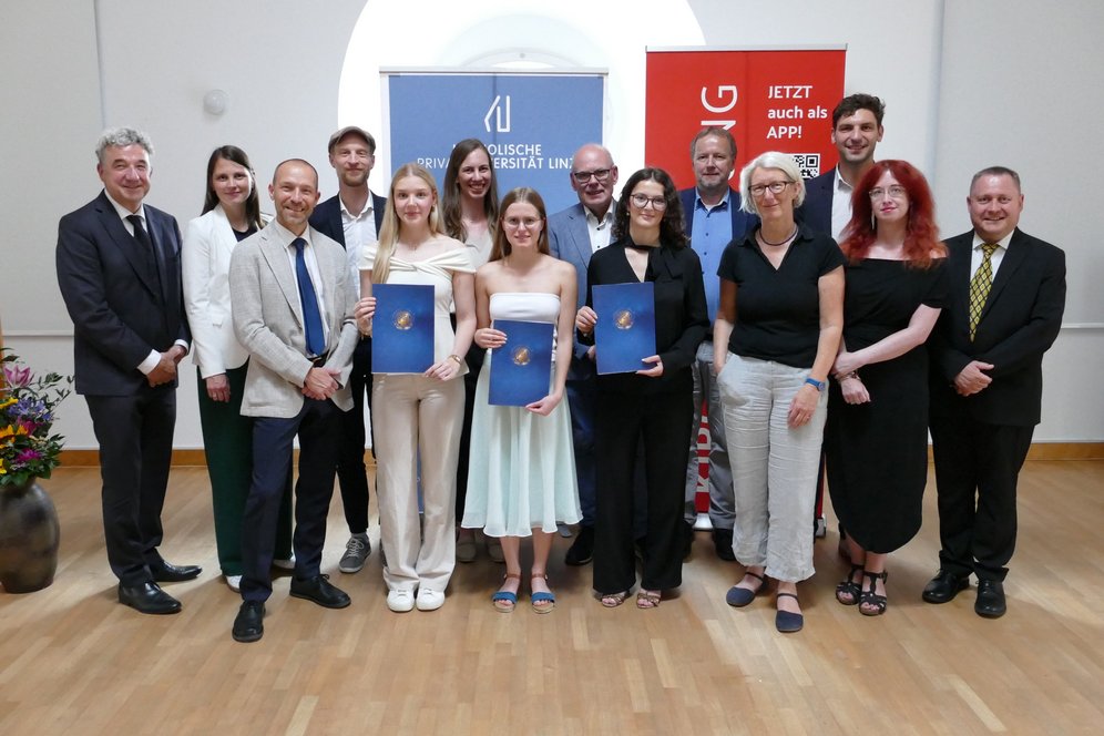 Die Preisträgerinnen mit den Veranstalterinnen, Begleitlehrer:innen und Schulleitern.