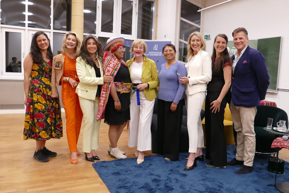 Veranstaltung "Frauen. Umwelt. Zukunft. Im Dialog mit Bolivien". Bildnachweis: KU Linz/Kathrin Haselgrübler. Gruppenbild bei der Veranstaltung "Frauen. Umwelt. Zukunft."