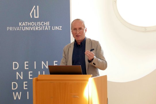 Vortragender Dr. Markus Schlagnitweit, interimistischer Direktor der Katholischen Sozialakademie Österreichs (ksoe).