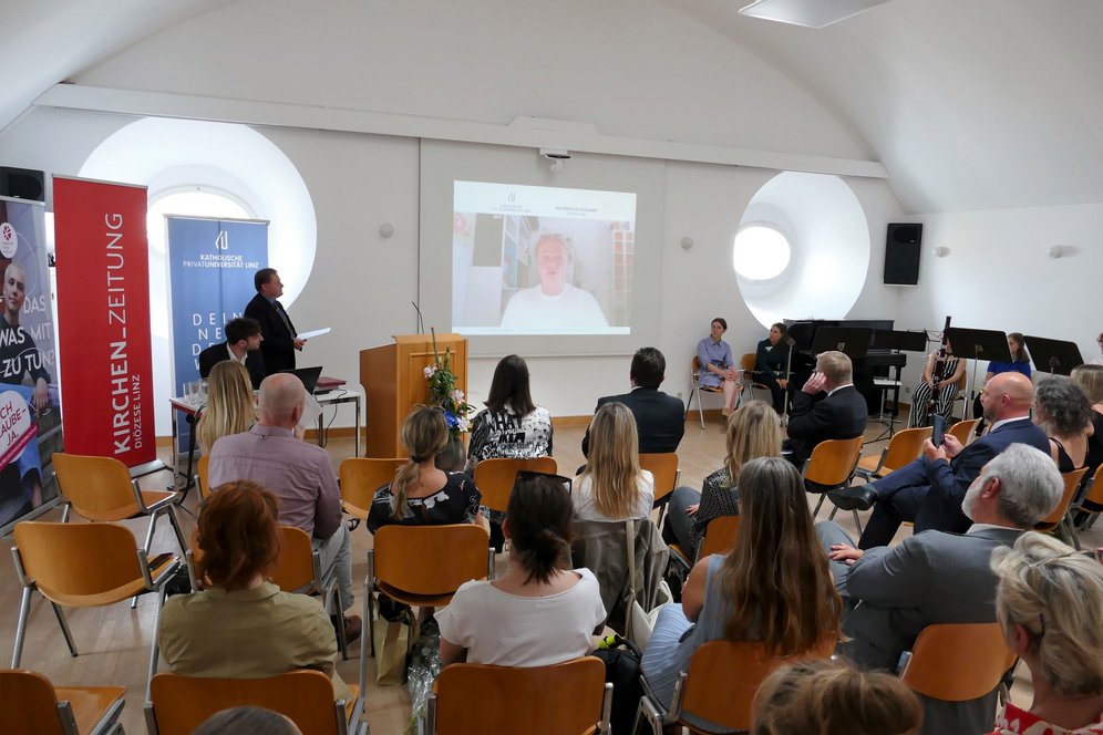 Konstantin Nini, Preisträger im Themengebiet Philosophie, stellt seine Arbeit per Videobotschaft vor.