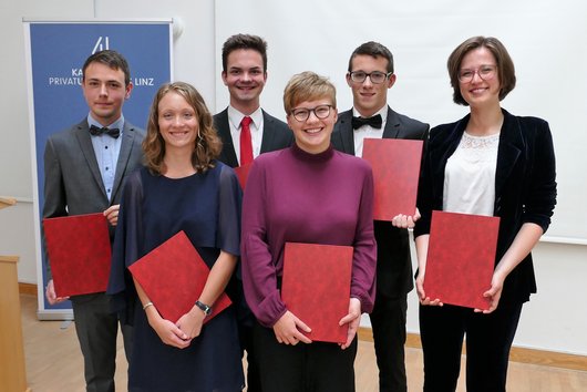KUL-PreisträgerInnen 2018 (von li): Thomas Bauer, Patricia Wänke, Benedikt Moritz Fröhlich, Hannah Zauner, Tobias Öttl, Anna-Maria Edlinger. (c) KU Linz/Eder