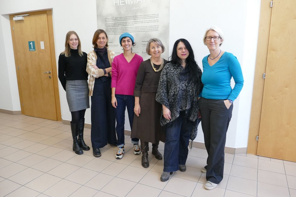 Gruppenbild Künstlerinnen und Veranstalterinnen.