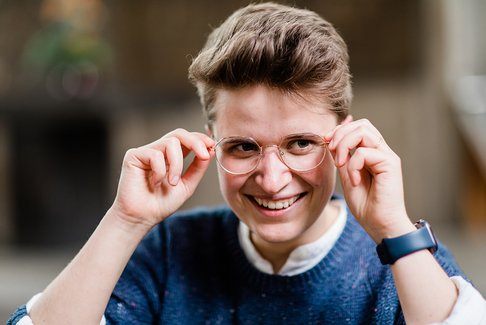 Porträt von Anna-Nicole Heinrich, Präses der 13. Synode der Evangelischen Kirche in Deutschland.