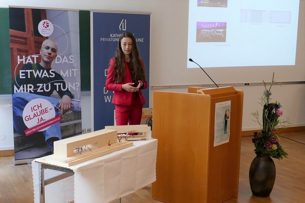 Anna Mercedes Köfler (Adalbert Stifter Gymnasium), KUL-Preisträgerin im Fachbereich Kunstwissenschaft. (c) KU Linz/Eder Anna Mercedes Köfler (Adalbert Stifter Gymnasium), KUL-Preisträgerin im Fachbereich Kunstwissenschaft.