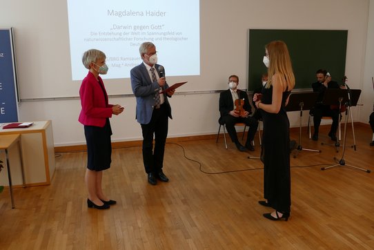 Einen Anerkennungspreis im Fachbereich Theologie erhält Magdalena Haider (BG/BRG Ramsauerstraße).