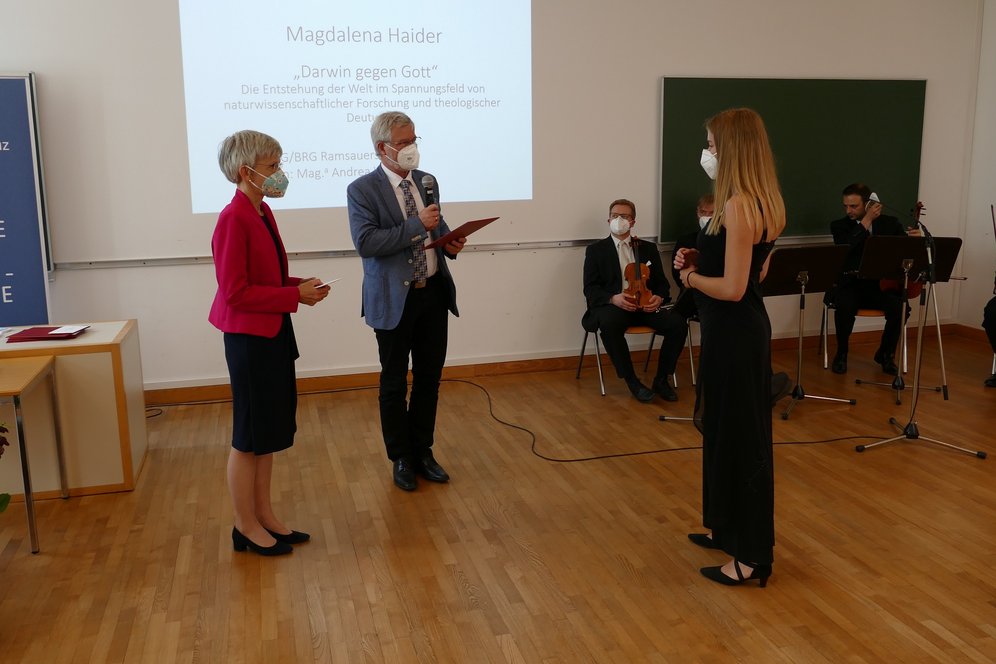 Einen Anerkennungspreis im Fachbereich Theologie erhält Magdalena Haider (BG/BRG Ramsauerstraße). (c) KU Linz/Eder Einen Anerkennungspreis im Fachbereich Theologie erhält Magdalena Haider (BG/BRG Ramsauerstraße).
