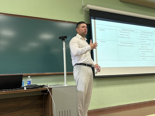 Ass.-Prof. Dr. Rolando González Padilla als Lehrender an der Universität Malaga (Bild während eines Seminars)..