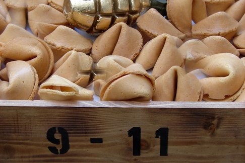 Installation "Explosive Fortunes" (2001/2008) von Esin Turan. Holzkiste, gefüllt mit chinesischen Glückskeksen und goldenen Handgranatenattrappen.