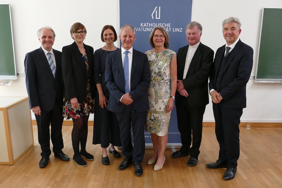 Schlussvorlesung und Festschriftüberreichung anlässlich der Emeritierung von Univ.-Prof. Dr. Franz Gruber. Foto: Hermine Eder. Gruppenbild mit Franz Gruber, Bischof, Rektor und den Herausgeber:innen der Festschrift.