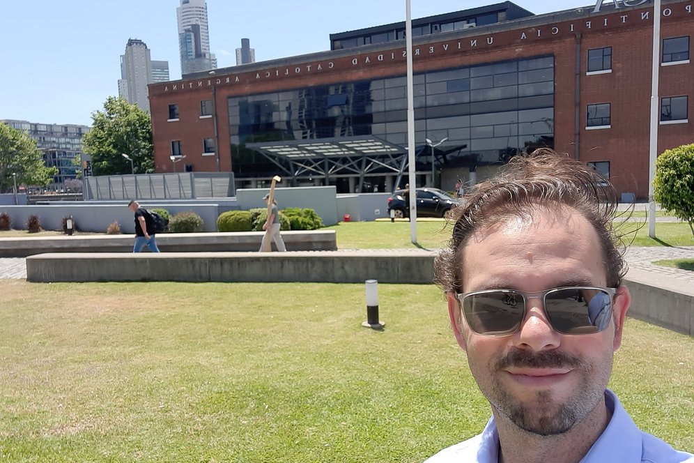 Max Gottschlich vor der Pontificia Universidad Católica Argentina in Buenos Aires.