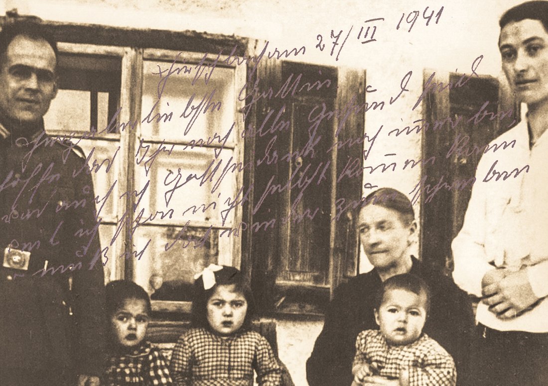 Die Familie Jägerstätter bei einem Kurzurlaub von Franz während der militärischen Ausbildungszeit in Enns, Ende Dez. 1940 oder Jän. 1941, Foto: FFJI; © Bild-Text-Collage Panzl-Schmoller 