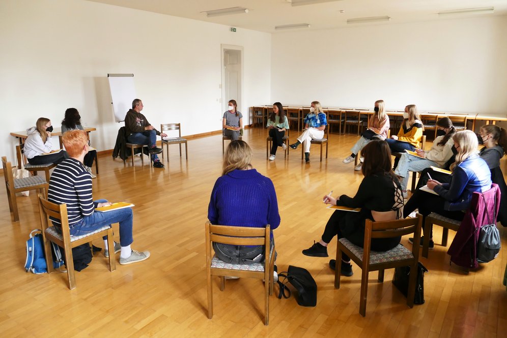 Workshop beim TheoTag 2022. © KU Linz / Hermine Eder. Sesselkreis: Einer der Workshops gab Einblick in die Gefangenenseelsorge.