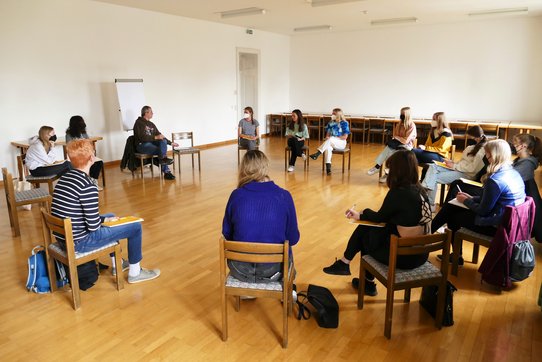 Sesselkreis: Einer der Workshops gab Einblick in die Gefangenenseelsorge.