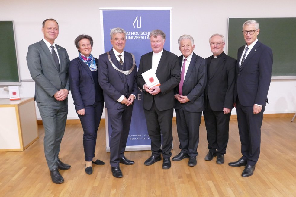 Eröffnung des akademischen Studienjahres 2025/26. Foto: KU Linz / Hermine Eder. Gruppenbild mit Bischof Manfred, den Herausgebern, Veranstalter:innen und Gästen.