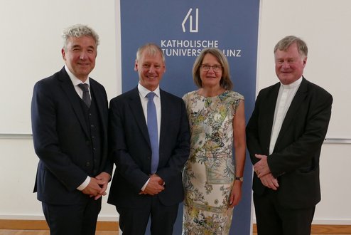 Schlussvorlesung und Festschriftüberreichung anlässlich der Emeritierung von Univ.-Prof. Dr. Franz Gruber. Foto: Hermine Eder. Von links: Rektor Univ.-Prof. Dr. Michael Fuchs, Univ.-Prof. Dr. Franz Gruber, Mag.a Brigitte Gruber-Aichberger PMM, Bischof Dr. Manfred Scheuer.