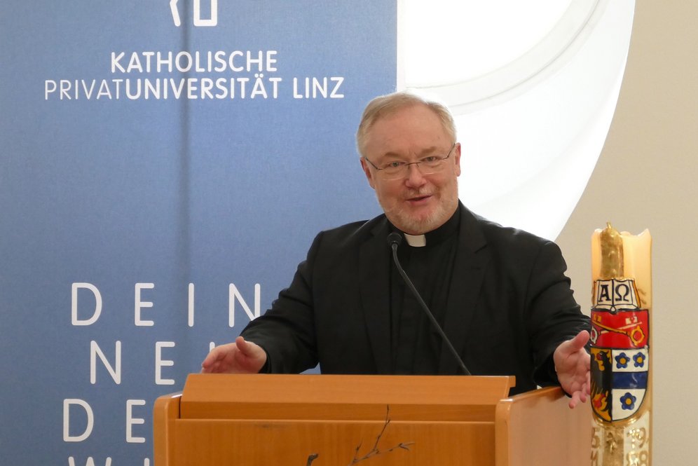 Verleihung von akademischen Graden an der KU Linz. © KU Linz/Eder. Promotor Generalvikar Univ.-Prof. DDr. Severin Lederhilger OPraem stellt die Kandidat:innen vor.