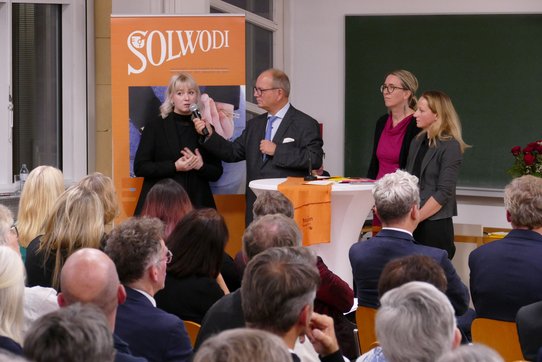 Moderator Peter Wesely im Gespräch mit Studierenden der KU Linz.