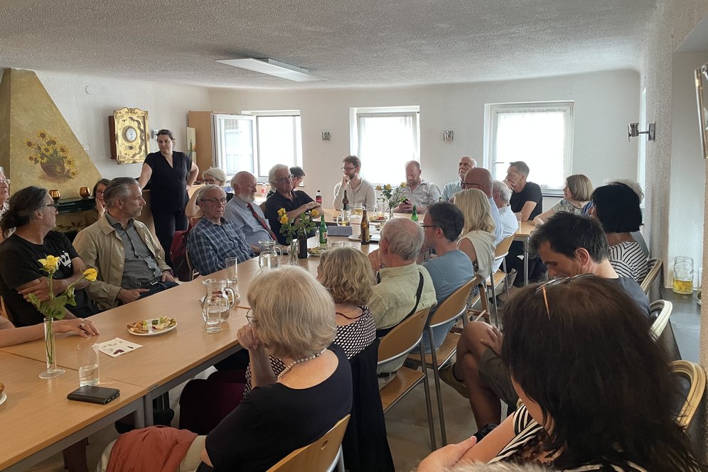 Reges Interesse am Baukultur-Stammtisch. Blick ins Pfarrcafe Römerberg.