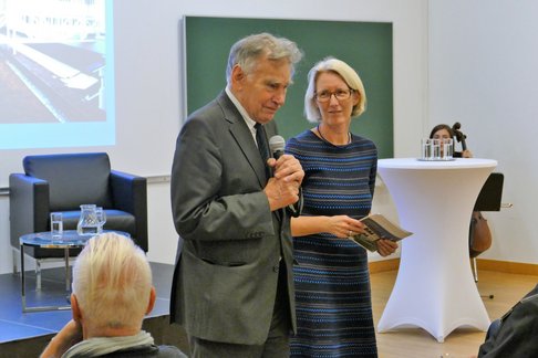 Architekt Univ.-Prof. em. Dipl.-Ing. Hans Puchhammer im Gespräch mit Univ.-Prof.in Dr.in Anna Minta, Institut für Geschichte und Theorie der Architektur der KU Linz.