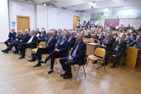 Blick in die Aula der KU Linz: Zahlreiche Gäste nahmen an der Feier teil.
