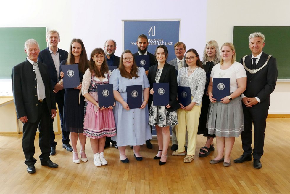 Verleihung von akademischen Graden. Bild: KU Linz/Hermine Eder. Absolvent:innen des Sommersemesters an der KU Linz.