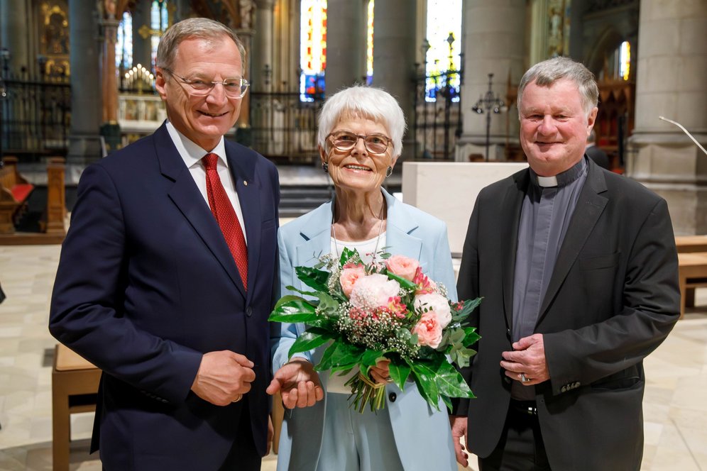Gruppenbild mit Landeshauptmann Stelzer, Erna Putz und Bischof Scheuer.