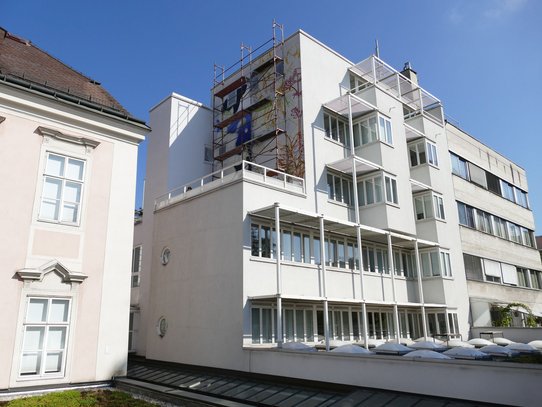 Mural an der Fassade der KU Linz (Neubau, Innenhof) von der Rip Off Crew aus dem Jahr 2020