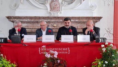 Abschließende Podiumsdiskussion im Rahmen der 25. Ökumenischen Sommerakademie im Stift Kremsmünster. © kathpress / Georg Pulling.