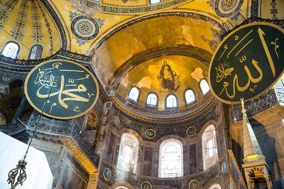 Foto: AdobeStock. Innenraum der Hagia Sophia, Istanbul mit den Namensschildern Mohammed und Allah (v.l.ln.r.) und dazwischen die Mutter Gottes mit dem Jesuskind.
