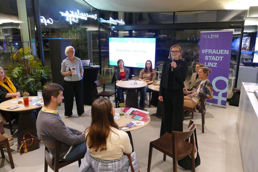 DonnaStage: Feminismus und Mutterschaft - (un)vereinbar? Foto: KU Linz/Hermine Eder. Univ.-Prof.in Dr.in Anna Minta (Institut für Geschichte und Theorie der Architektur der KU Linz) und Theologin Mag.a Martina Resch begrüßen zur jüngsten Ausgabe der Donna Stage im Domcenter Linz.
