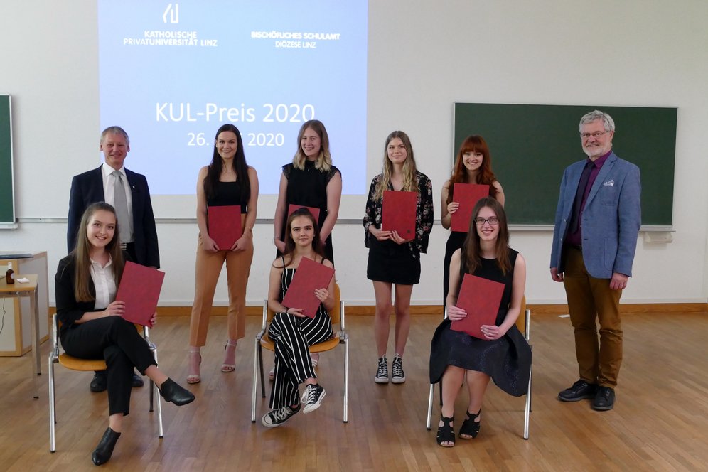 Die Preisträgerinnen mit Rektor Univ.-Prof. Dr. Franz Gruber und Schulamtsdirektor HR Mag. Franz Asanger. (c) KU Linz/Dullinger Die Preisträgerinnen mit Rektor Univ.-Prof. Dr. Franz Gruber und Schulamtsdirektor HR Mag. Franz Asanger.