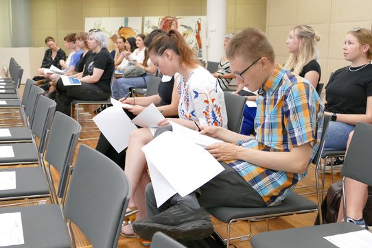 KU-Studierende und -Absolvent:innen des Fachbereichs Kunstwissenschaft bereiten sich auf ihre Präsentationen vor.