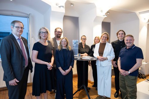 Projektpräsentation im Kepler Salon. Von links: Rektor Dr. Stefan Koch (JKU Linz), Univ.-Prof.in Dr.in Ilaria Hoppe (KU Linz, Institut für Kunst in gegenwärtigen Kontexten und Medien), die Studierenden Pablo Summer und bc. Yvonne Brokop (KU Linz), Mag.a Cornelia Lehner (Leitung Kepler Salon), Silke Desl BA (JKU Linz, Absolventin KU Linz) sowie die Studierenden MMag.a Dr.in Verena Trenkwalder LL.M., Moritz Kreiner und Erwin J. Franz (KU Linz).
