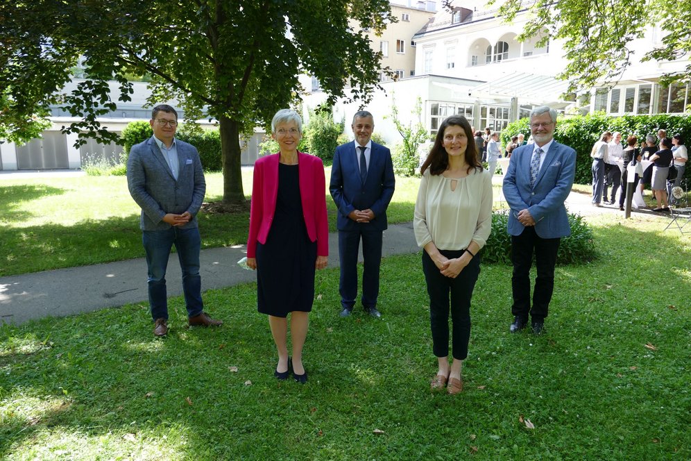 V. li.: Chefredakteur MMag. Dr. Heinz Niederleitner (KiZ), Dekanin Univ.-Prof.in Dr.in Susanne Gillmayr-Bucher, Bildungsdirektor HR Mag. Dr. Alfred Klampfer, B.A., Mag.a Sieglinde Viehböck, Schulamtsleiter HR Dir. Mag. Franz Asanger. (c) KU Linz/Eder Von links: Chefredakteur MMag. Dr. Heinz Niederleitner (KirchenZeitung Diözese Linz), Dekanin Univ.-Prof.in Dr.in Susanne Gillmayr-Bucher (KU Linz), Bildungsdirektor HR Mag. Dr. Alfred Klampfer, B.A., Mag.a Sieglinde Viehböck (KU Linz) und Schulamtsleiter HR Dir. Mag. Franz Asanger (Schulamt der Diözese Linz).