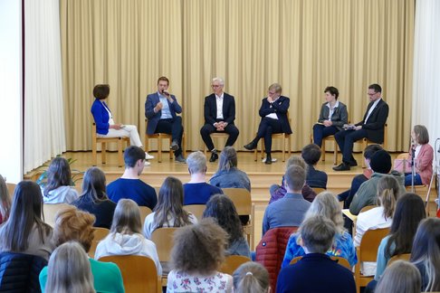 Podium von li: Studienkoordinatorin Maria Gebauer (PHDL), Landesrat Stefan Kaineder, Rektor Franz Keplinger (PHDL), Rektor Prof. Christoph Niemand (KU Linz), Bürgermeisterin Nicki Leitenmüller, Regens Michael Münzner. Die Rektoren von KU Linz und PHDL stellen den Schüler:innen in der Bischofsaula das Studienangebot der beiden Institutionen vor, zwei AbsolventInnen berichten von ihren Erfahrungen.