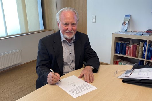 Univ.-Prof. Dr. Hanjo Sauer unterzeichnet den Schenkungsvertrag für die mehrjährige finanzielle Zuwendung. © KU Linz/Eder.